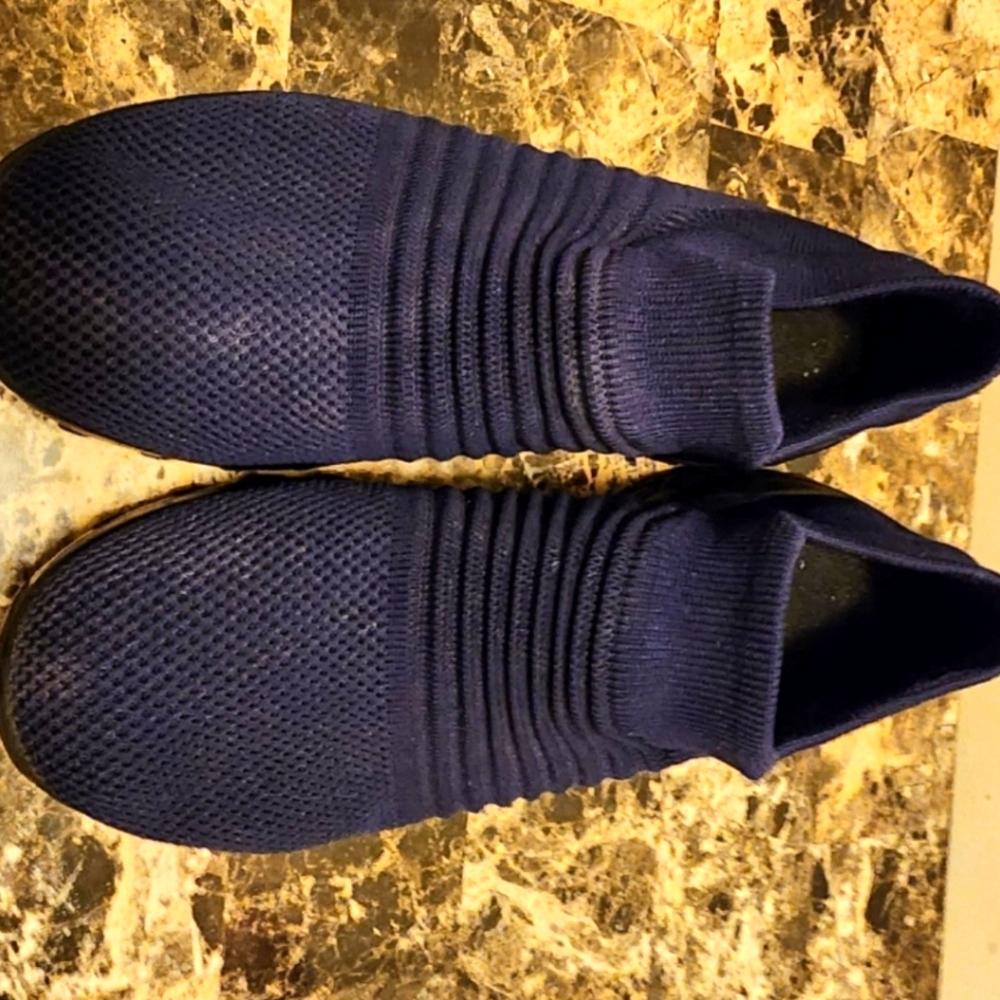 Mesh like walking shoe, size 8.
